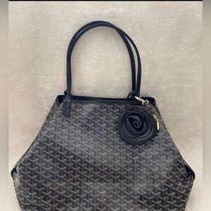 Flower coin pouch  charm for bag or car key . Perfect for gifts . 4x4” round